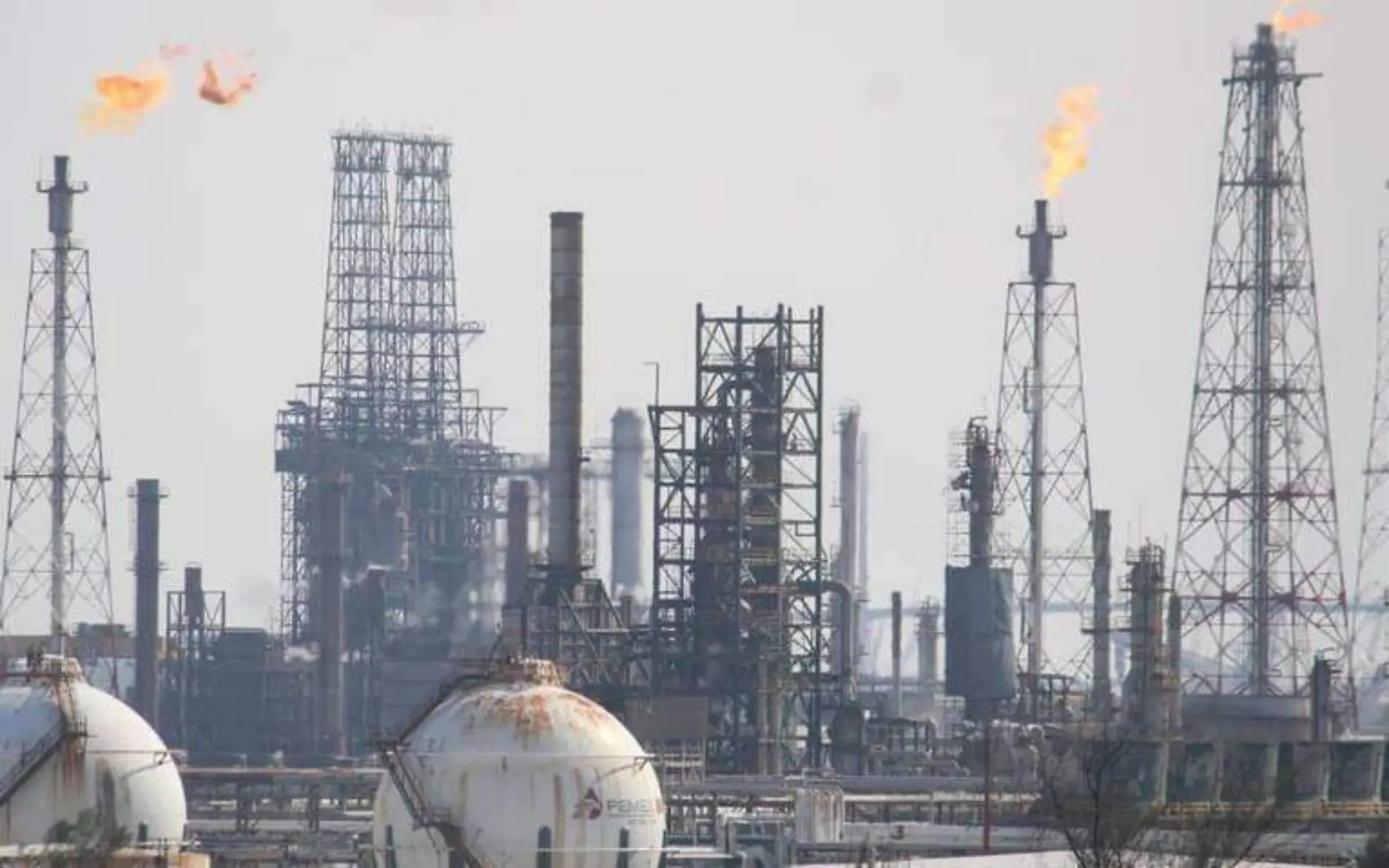 Pemex confirma muerte de obrero y un desaparecido en la refinería Madero